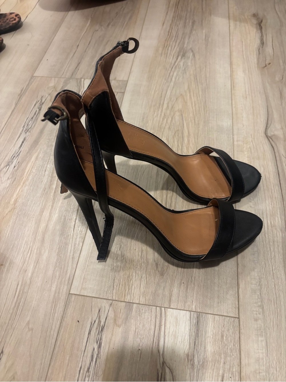 Black sandal pumps